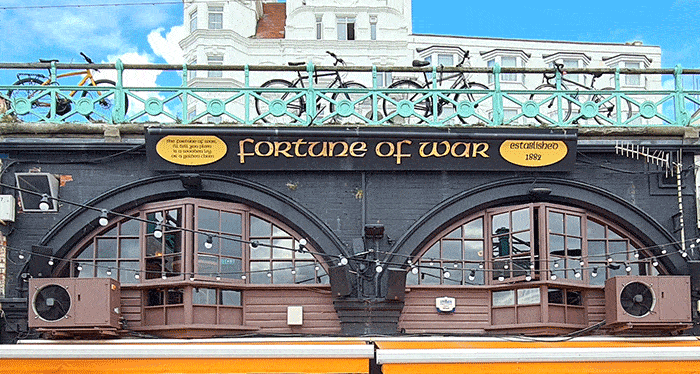 Fortune of war pub on Brighton beach Front façade